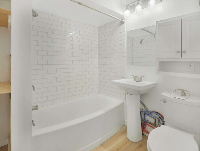 Foto del edificio - 1+ Bedroom Upper Level Duplex