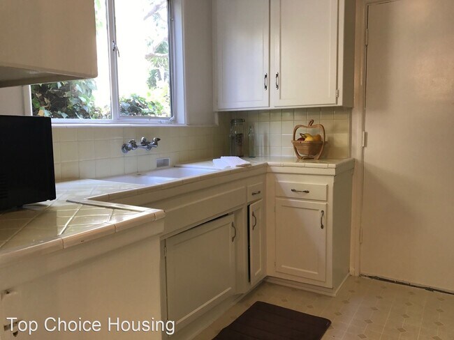 Building Photo - 425 San Vicente Blvd