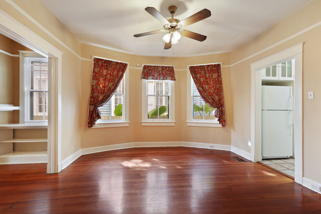 Separate dining room - 8007 Nelson St
