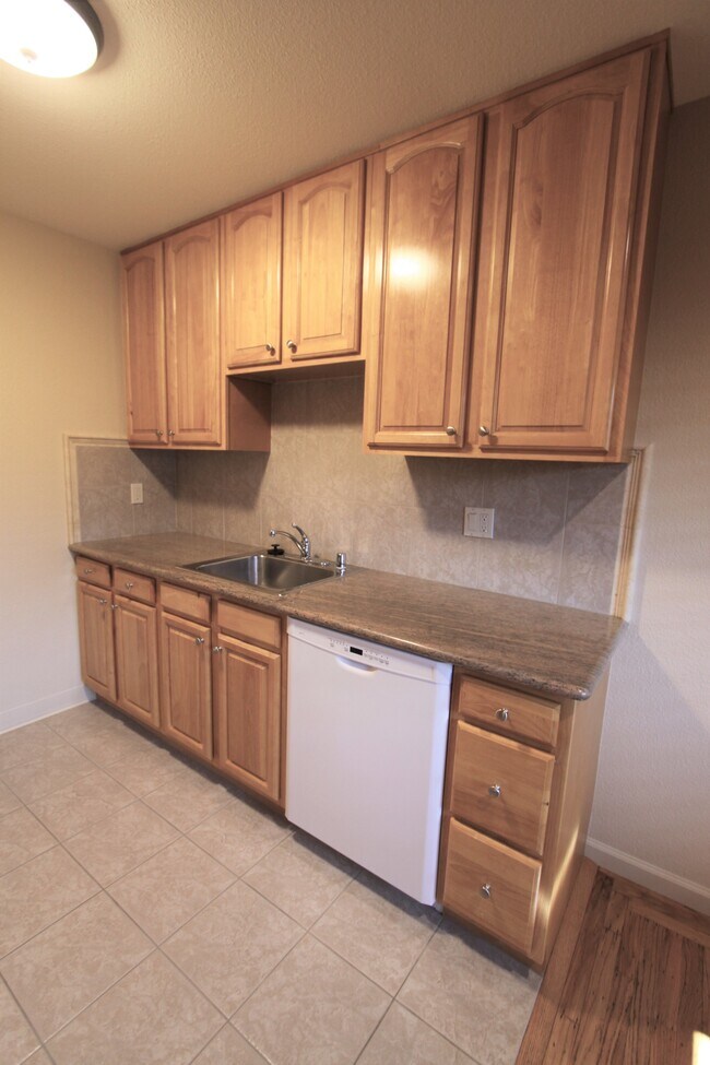 Building Photo - 560 University Dr