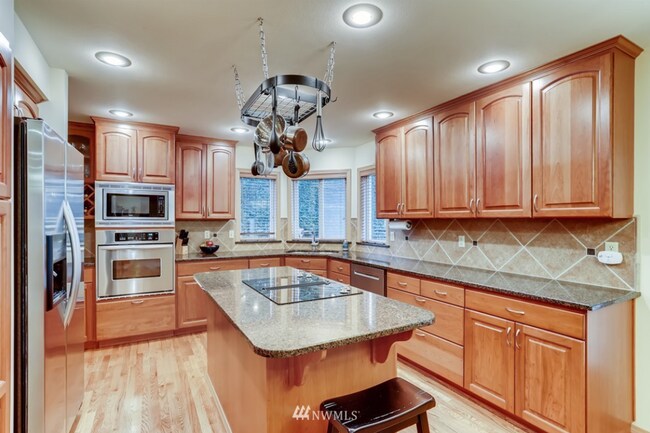 Foto del edificio - 5 bedroom + bonus room in Spring Hill neighborhood