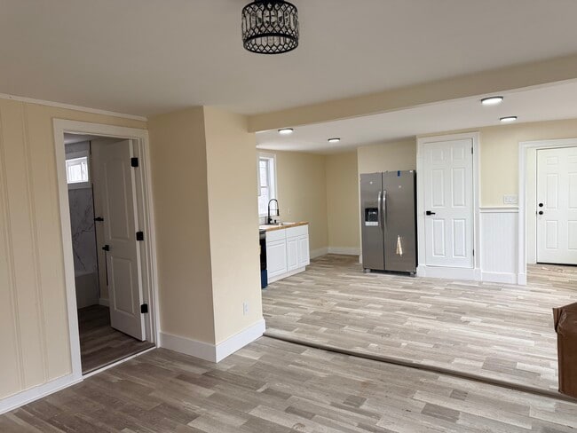 Building Photo - 47 Maple Ave