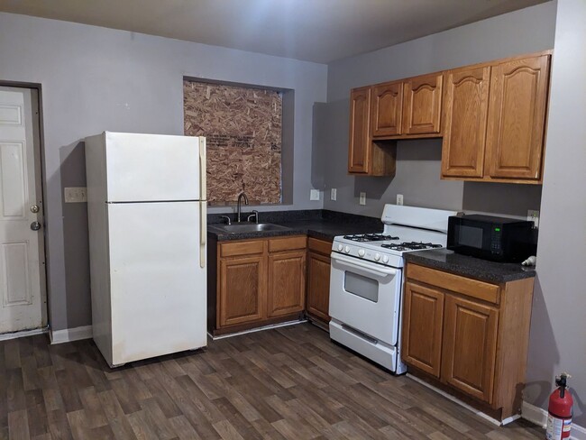 Building Photo - 2 BEDROOM TOWNHOUSE WATER INCLUDED VOUCHER...