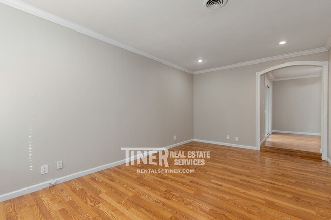 Foto del edificio - Updated Two Bedroom Duplex- Tier 5