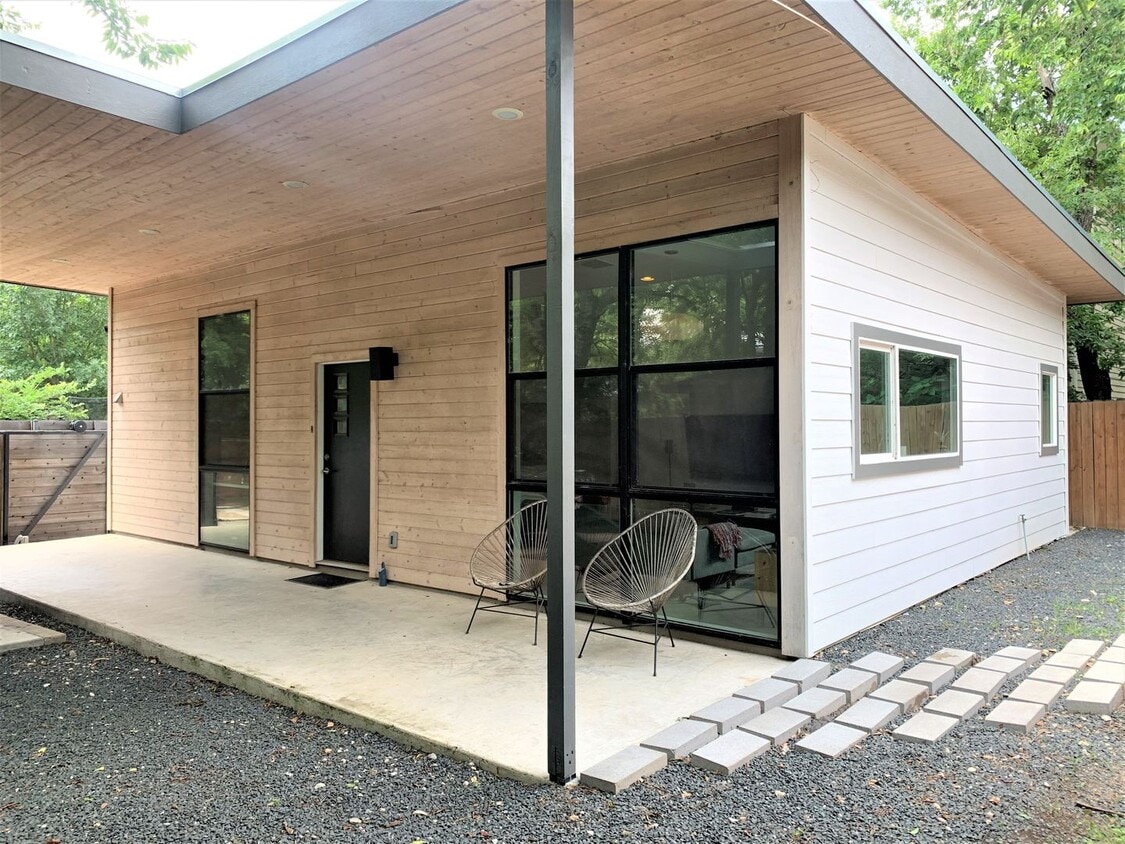 Primary Photo - Awesome East Austin Flat