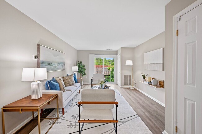 Foto del edificio - Luxurious 2 Bed 1 Bath Condo With Balcony ...