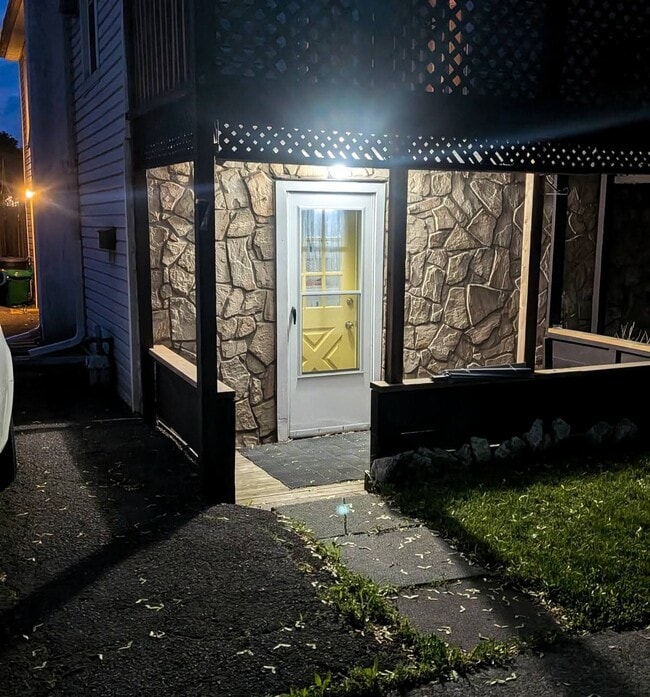 Building Photo - 7 Balmoral Av