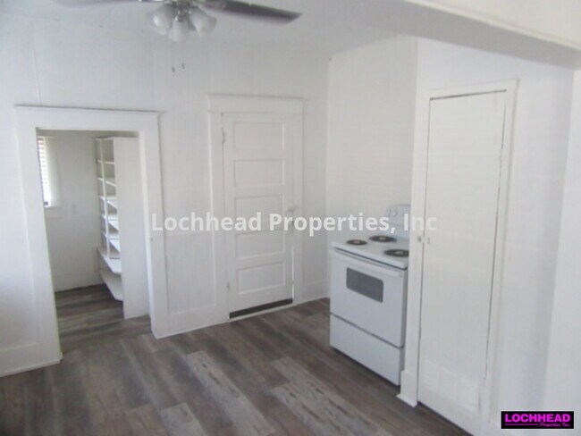 Foto del edificio - 105 E College St