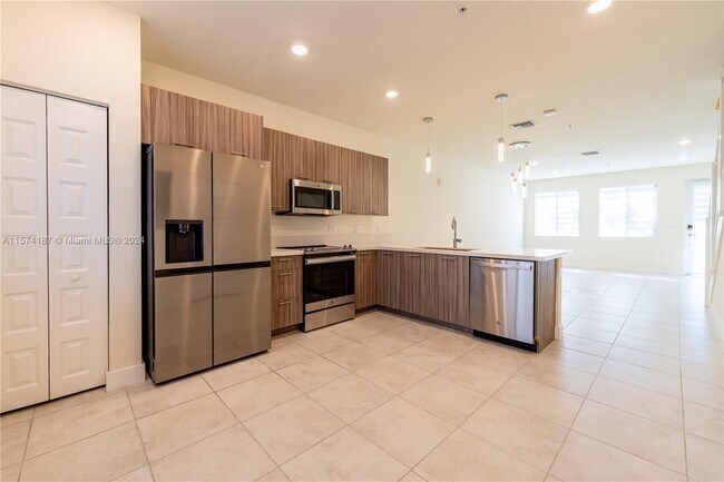 Building Photo - 6425 NW 103rd Place Unit 107