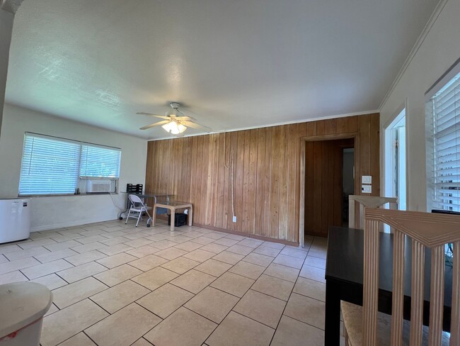 Building Photo - AVAIL 10/15 -- $1,200 ** Annual ** 2 Bed /...