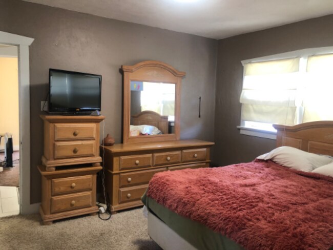 Building Photo - 628 Wilson Ave S