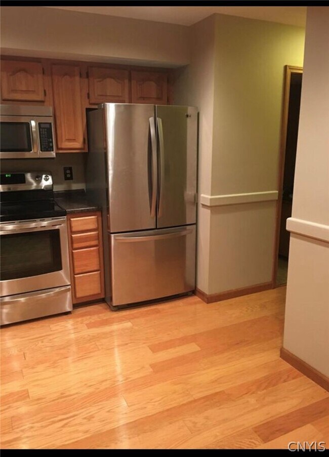 Foto del edificio - 61 Midlake Cir