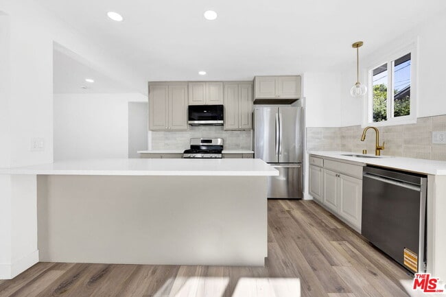 Foto del edificio - 1213 Thompson Ave