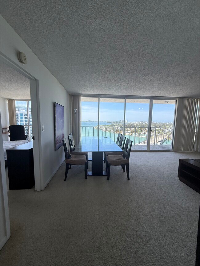 Foto del edificio - 7601 E Treasure Dr