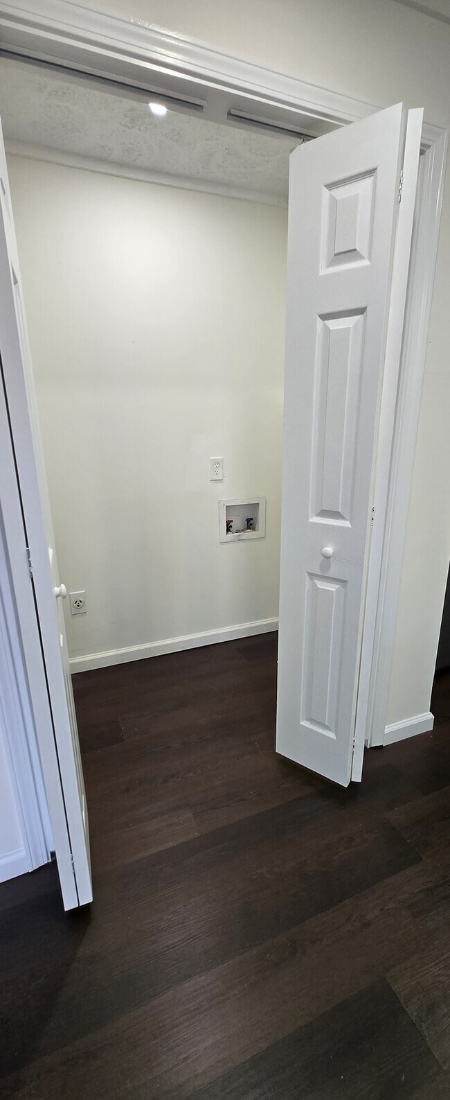 Foto del edificio - Beautifully Refreshed Home in the Green Acres Neighborhood