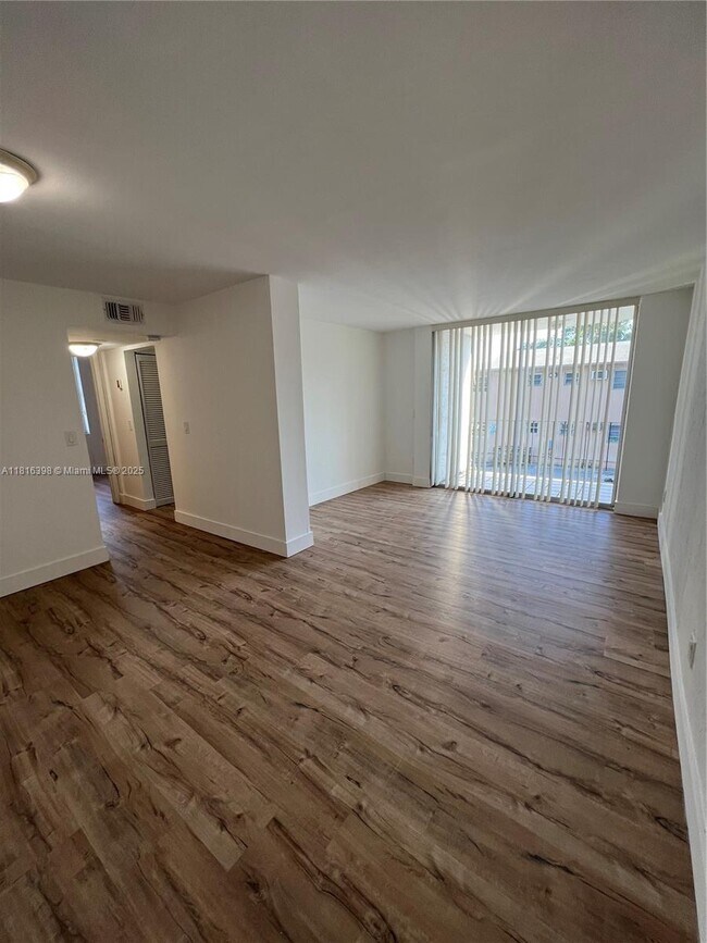 Foto del edificio - 12105 NE 6th Ave