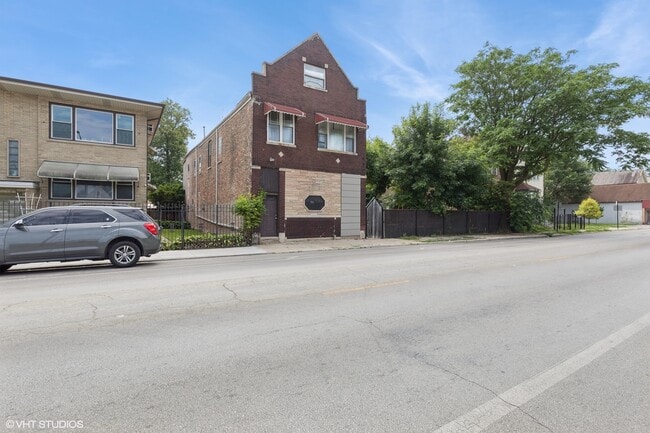 Building Photo - 5145 S Racine Ave