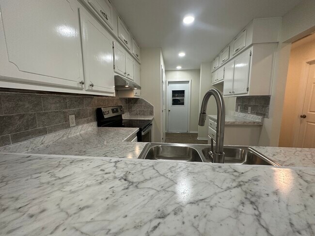 Foto del edificio - 517 Versailles St
