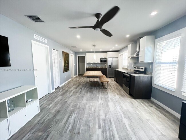 Foto del edificio - 326 NW 23rd Ave