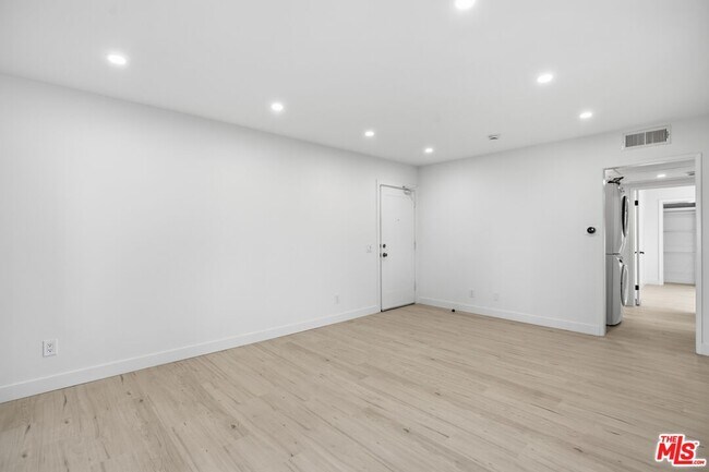 Foto del edificio - 13025 Moorpark St