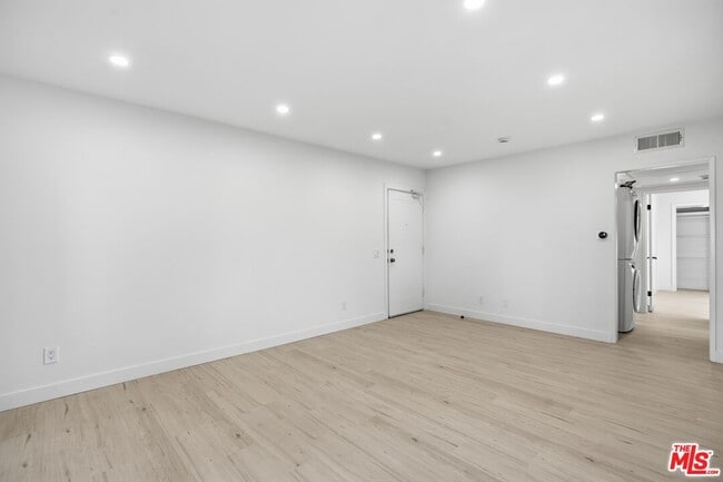 Building Photo - 13025 Moorpark St