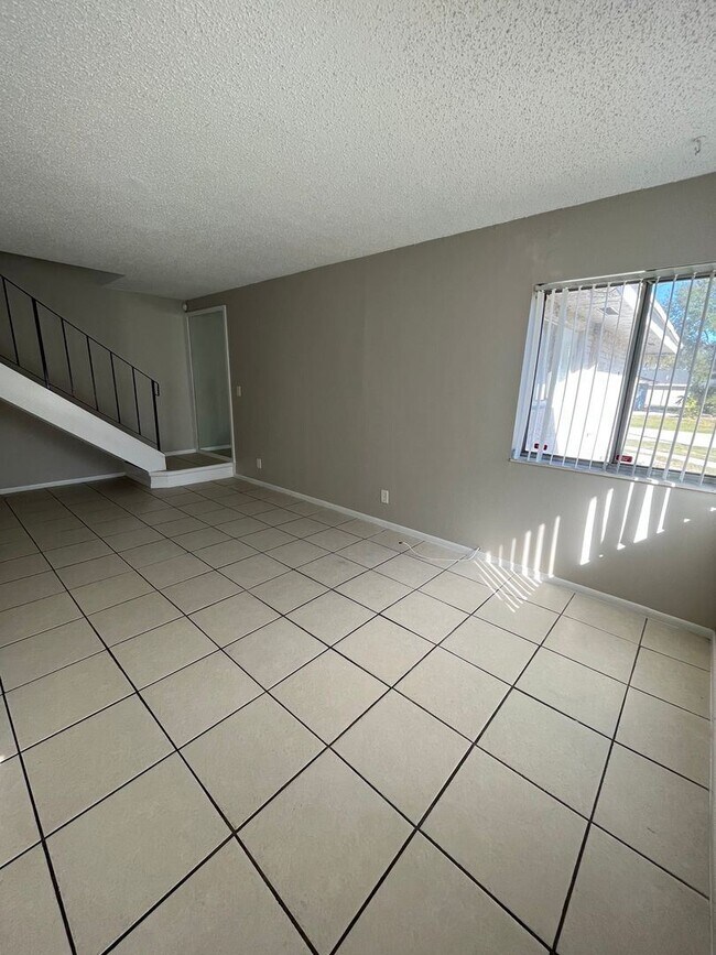 Building Photo - 2 br, 1 bath House - 808 W TIFFANY DR #3