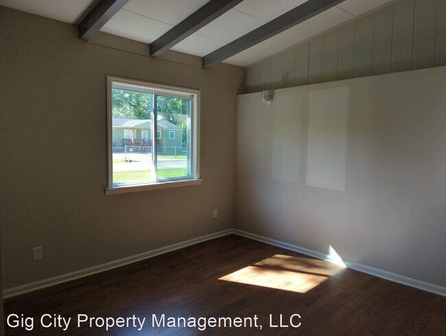 Foto del edificio - 4 br, 1.5 bath House - 5011 Jarrett Rd