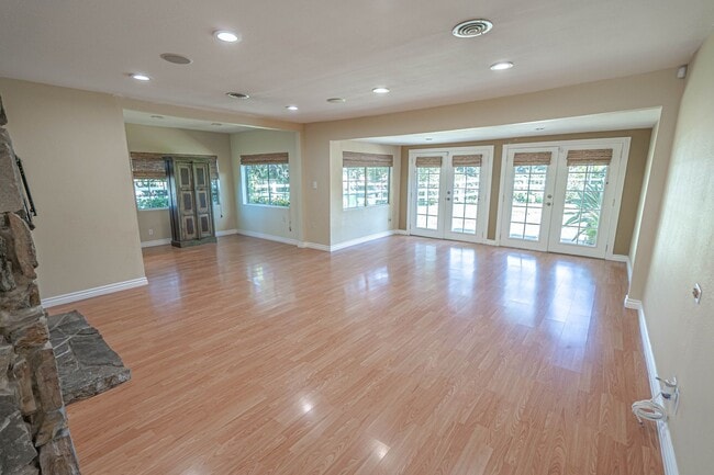 Building Photo - 4 Bedroom Pool Home for Rent in Secluded S...