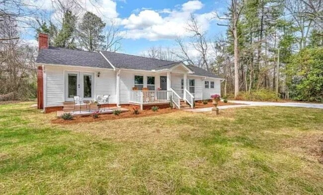 Building Photo - "Charming 3-Bed, 2-Bath Retreat with 1700 Sq. Ft. of Comfort in Simpsonville, SC!"