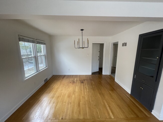 dining area - 5067 N Bay Ridge Ave