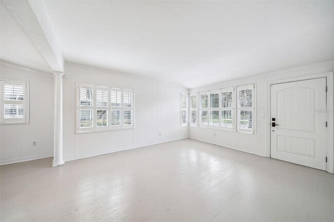 Building Photo - 413 E Miller St