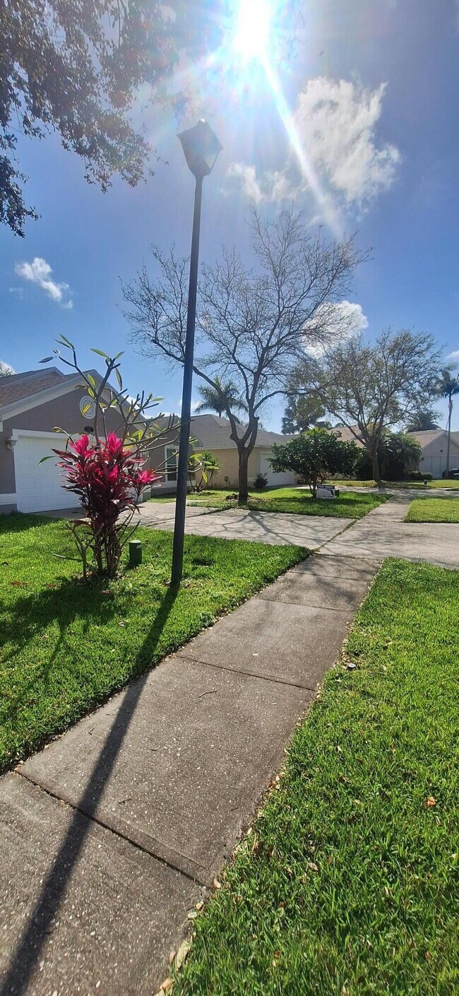 Building Photo - 2891 Stratford Pointe Dr
