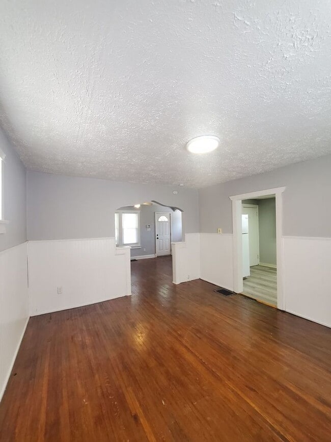 Building Photo - 2 BEDROOM SINGLE FAMILY HOME