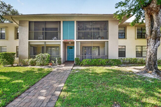 Foto del edificio - 9810 Pineapple Tree Dr