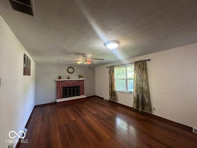 Foto del edificio - 8240 Burn Ct