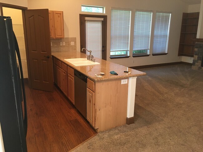 Building Photo - Lake Forest Townhouse