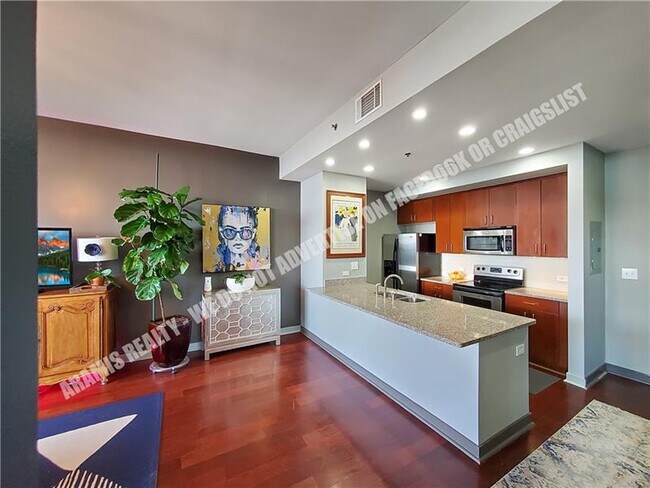 Building Photo - 565 Peachtree St NE