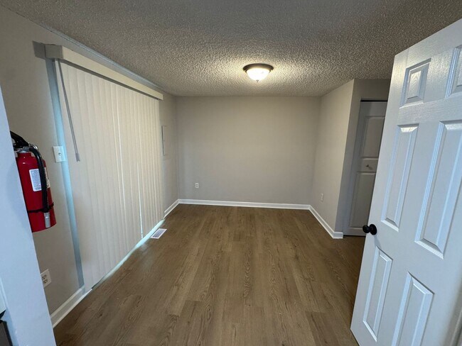 Foto del edificio - Charming 3-Bedroom, 1.5-Bath Home for Rent in Woodbury, NJ