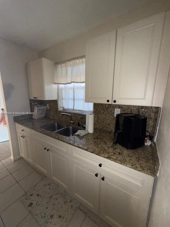 Foto del edificio - 365 NE 125th St