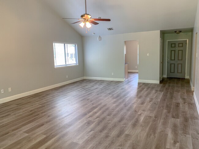 Building Photo - 1604 Holstein Dr