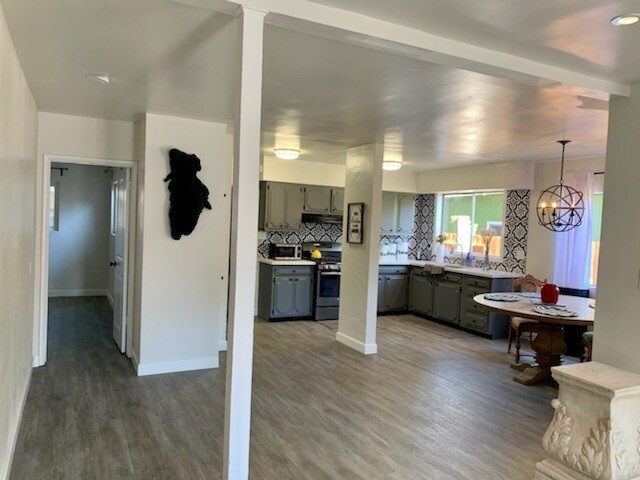 View of kitchen and dining area - 915 Burrell St