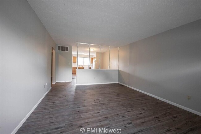 Foto del edificio - 207 W Green Meadows Dr