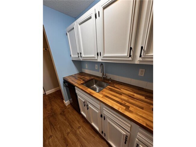 Foto del edificio - 4584 Cedar Lk Rd S