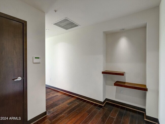 Foto del edificio - 208 W Portland St