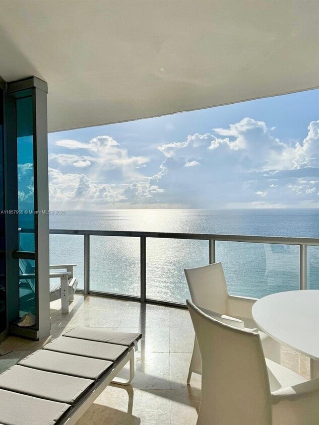 Primary Photo - 17121 Collins Ave
