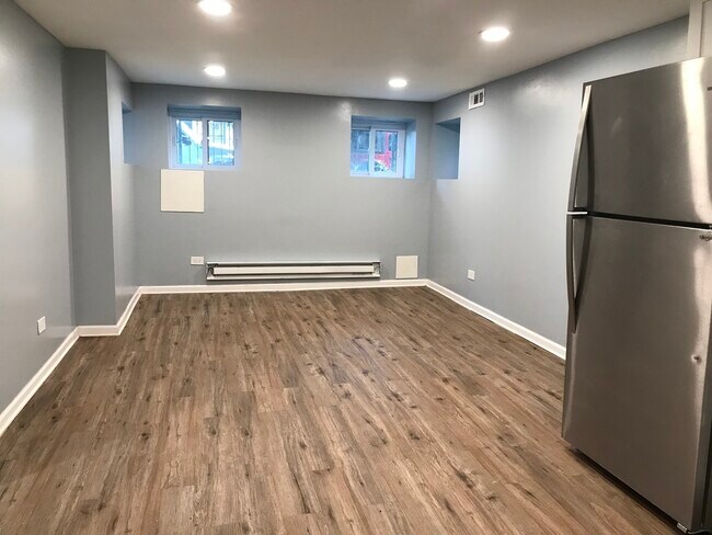 Building Photo - 605 N Monticello Ave