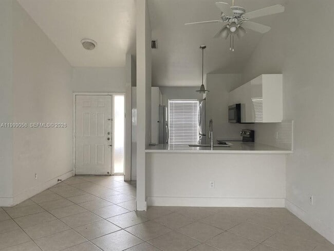 Building Photo - Southeast 8th Street, Hallandale Beach, FL 33009 - 2 BR 2 BA townhouse