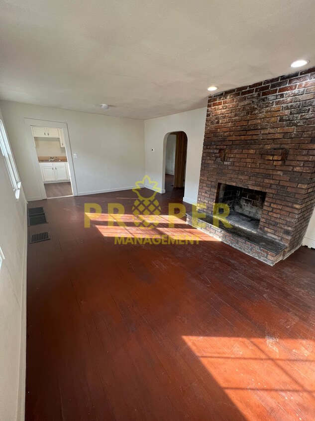 Primary Photo - 2 bedrooms 1 bathroom house