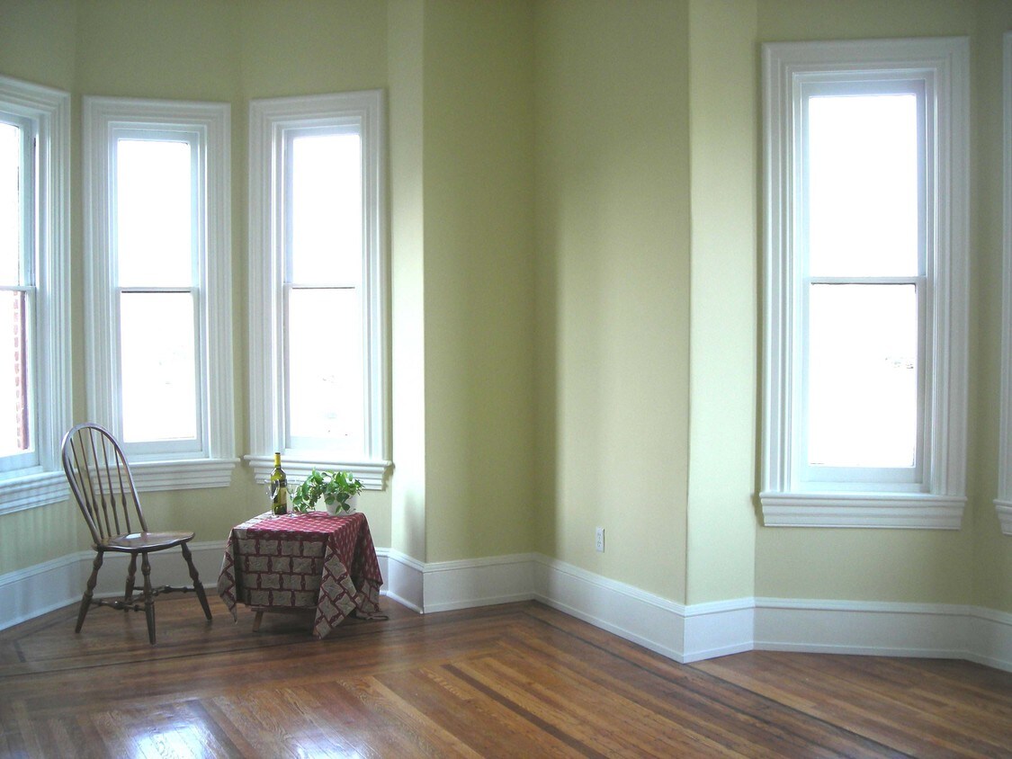 Living Room - 4 S King St