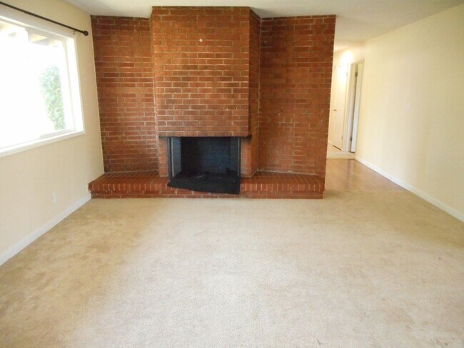 Building Photo - Bright and Spacious Adair Village Gem!
